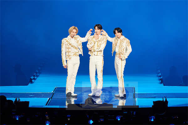 SHINee以中国香港演唱会圆满结束了亚洲巡演，再次证明了超强的SHINee力量！