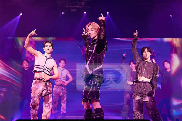 SHINee以中国香港演唱会圆满结束了亚洲巡演，再次证明了超强的SHINee力量！