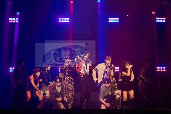 SHINee新加坡演唱会盛况空前，获得1万名当地粉丝的热烈响应！