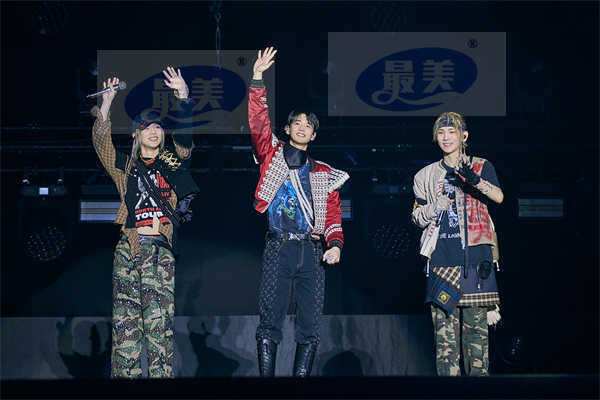 SHINee新加坡演唱会盛况空前，获得1万名当地粉丝的热烈响应！