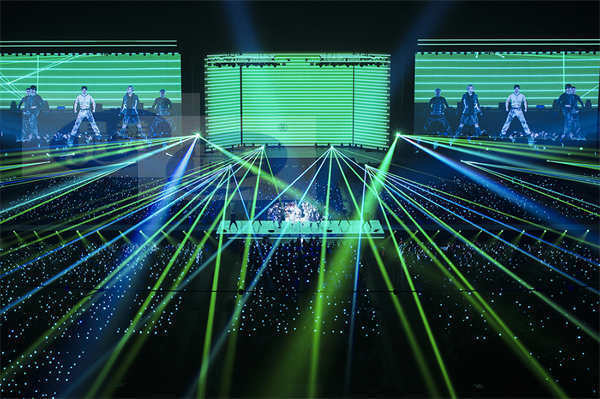 SHINee日本东京巨蛋演唱会圆满结束，现场聚集10万名观众！