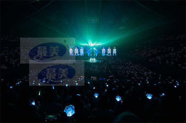 SHINee新加坡演唱会盛况空前，获得1万名当地粉丝的热烈响应！