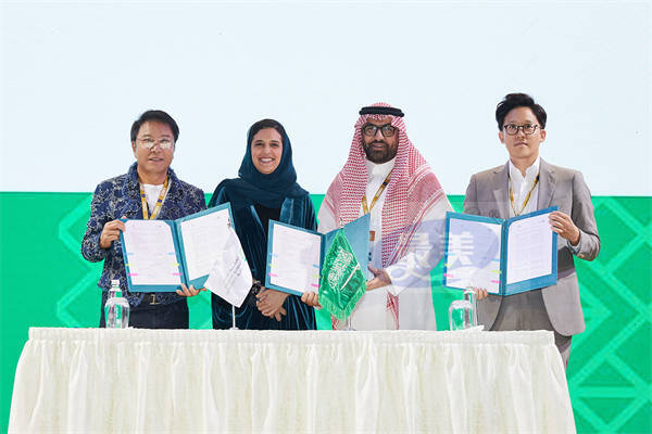 李秀满文化技术影响力扩大至中东,与全世界K-POP粉丝们一起进行“植树拯救地球”音乐节活动!