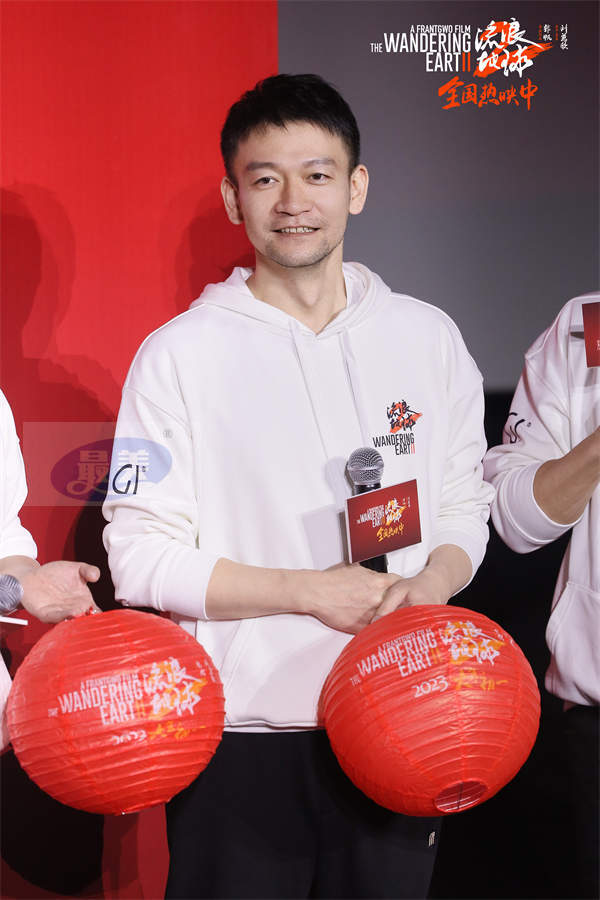 《流浪地球2》上海路演刘培强陪韩朵朵回娘家 宁理现场投喂“马兆海鸥”薯条