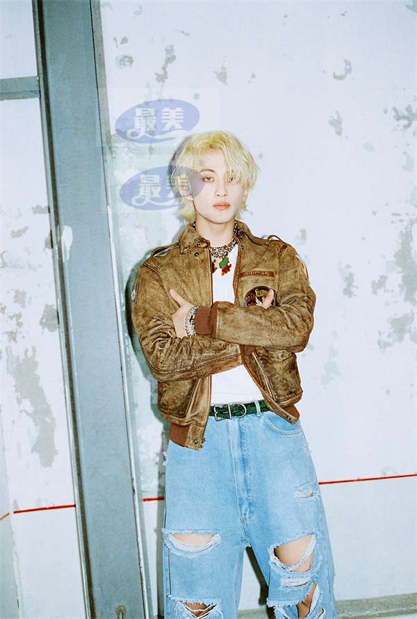 NCT成员MARK将于今天下午5点公开新曲《Golden Hour》MV预告片，音源公开倒计时1天，