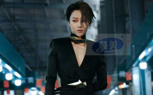 刘雨昕现身《智族GQ》年度人物盛典 暗黑女爵定格耀眼时刻