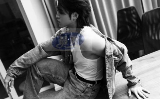 赞多湛蓝牛仔套装现身品牌活动 清爽舒适探索护肤秘诀