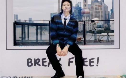 赞多热血高校学长造型现身品牌活动 用美味唤醒秋日元气