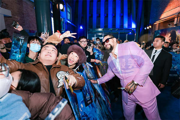 《海王2：失落的王国》主创来华 温子仁杰森·莫玛现场“摸鱼”