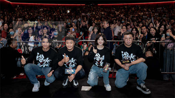 肖央赵丽颖刘烨新片《浴火之路》上海首映狠力全开 曝MV愿天下无拐宝贝回家