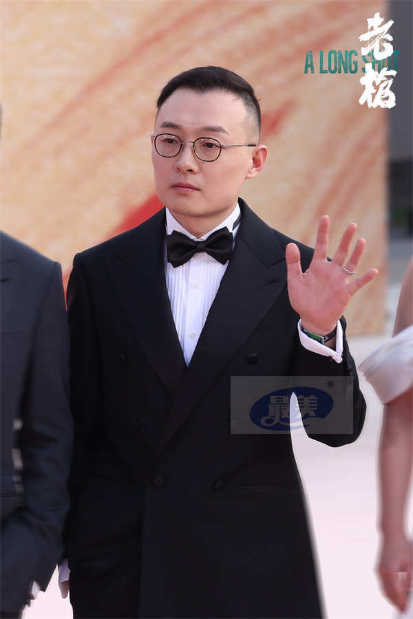 电影《老枪》中国首映口碑获赞 祖峰秦海璐周政杰亮相北影节红毯