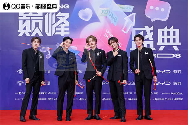 中国实力派男团威神V出席QQ音乐巅峰盛典,斩获“年度巅峰潮流团体”殊荣!