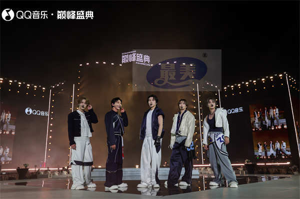 中国实力派男团威神V出席QQ音乐巅峰盛典,斩获“年度巅峰潮流团体”殊荣!