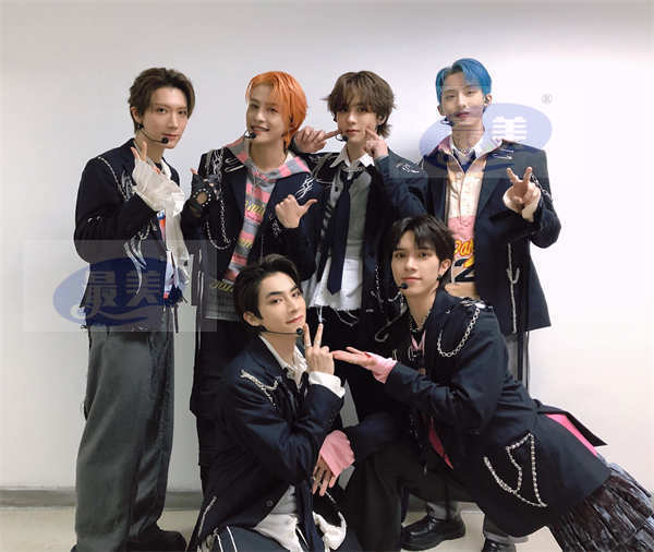 威神V正规2辑SHOWCASE巡演盛况空前，六场演出门票全部售罄，人气火热！