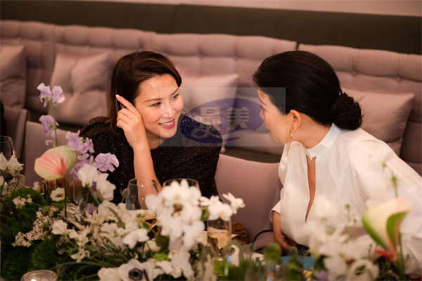 艺术与时尚的跨界盛宴 明星李念气质亮眼