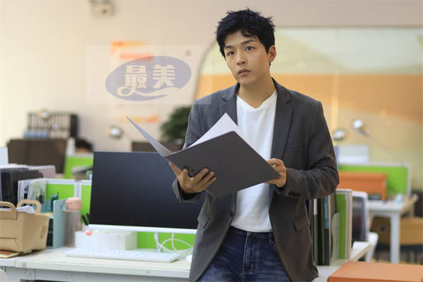 《了不起的甄高贵》杀青，唐鑫杨宇鑫苏琪演绎多面职场人