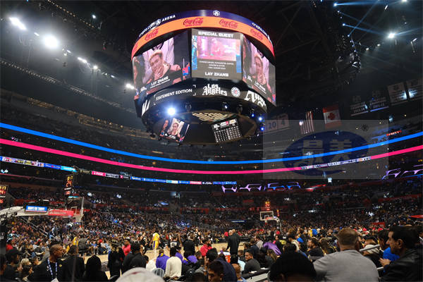 张艺兴受邀观看NBA洛杉矶德比 全新EP主打曲《面纱》在赛场响起