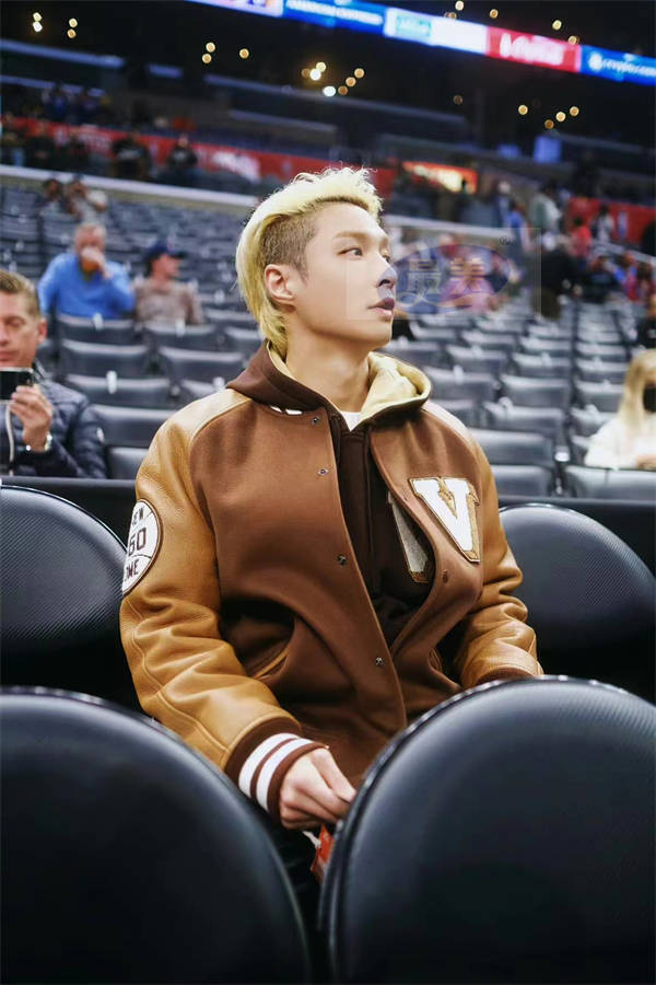 张艺兴受邀观看NBA洛杉矶德比 全新EP主打曲《面纱》在赛场响起