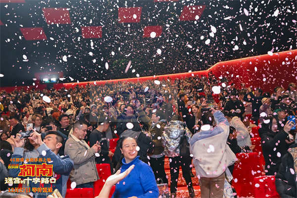 柯南迷宫的十字路口上海首映礼 千人共赴全国首场零点樱花雨