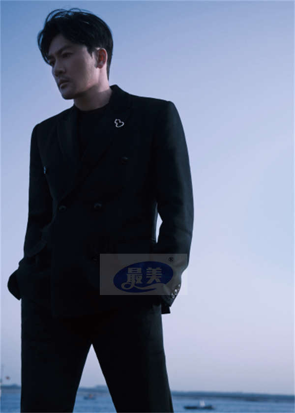 苏有朋出席中国电影大数据盛典 胡子造型展全新风格