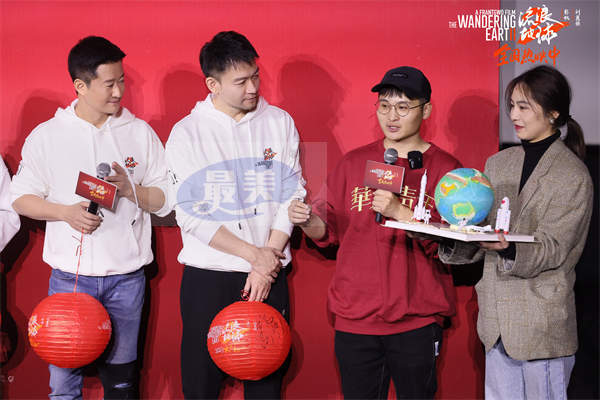 《流浪地球2》上海路演刘培强陪韩朵朵回娘家 宁理现场投喂“马兆海鸥”薯条