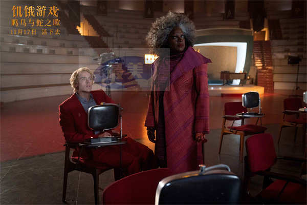 《饥饿游戏：鸣鸟与蛇之歌》中国独家预告及海报 癫狂逃杀看者入戏