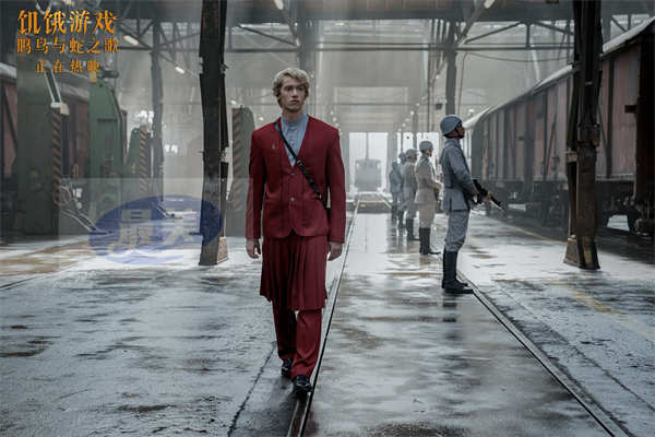 《饥饿游戏:鸣鸟与蛇之歌》曝“末日轰炸”片段 废墟逃杀难度升级